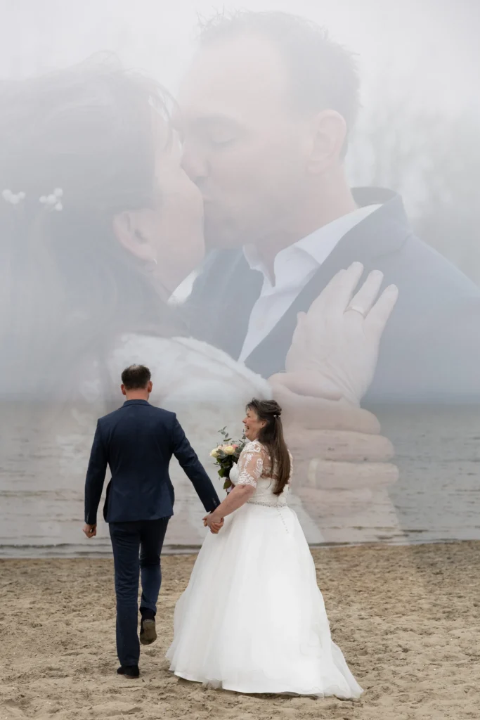 Artistieke trouwfoto van een bruidspaar hand in hand op het strand in Ermelo met een dubbele belichting verwerkt van een romantische kus tussen het koppel tijdens hun bruidsreportage