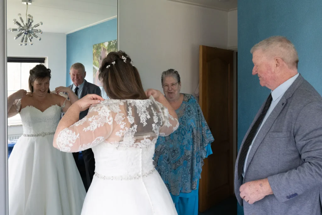 Emotioneel moment tijdens voorbereiding van bruiloft tussen bruid en familie