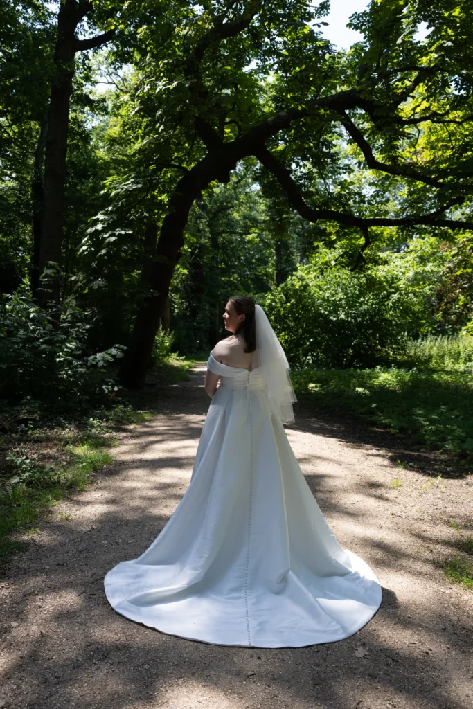 Prachtig portret van een bruid in het bos in Beverwijk, Nederland voor de bruidsreportage