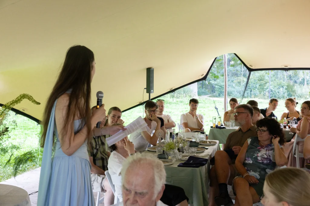 emotioneel moment tijdens speech van zus op bruiloft in Beverwijk, bij de smaeckkamer, tijdens het dinner