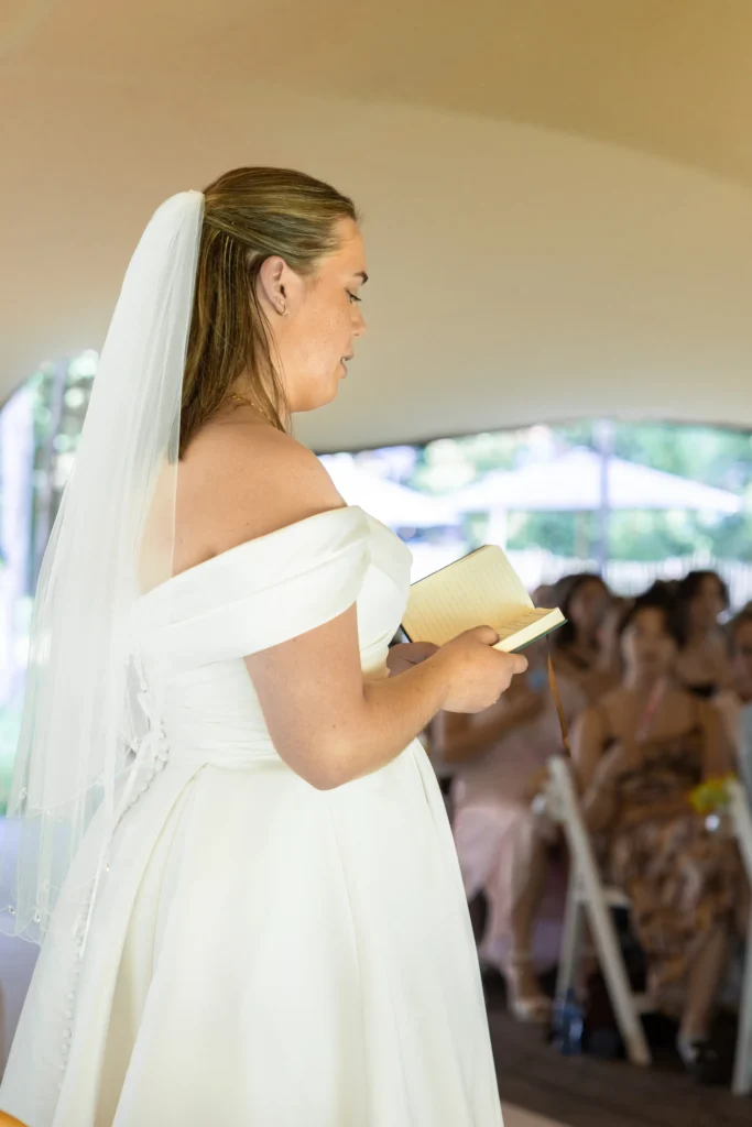 Ceremonie van een bruiloft in Beverwijk, bruid leest haar geloften voor