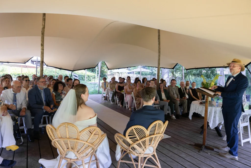 overzichtsfoto van de ceremonie van een bruiloft bij de Smaeckkamer in Beverwijk, Nederland