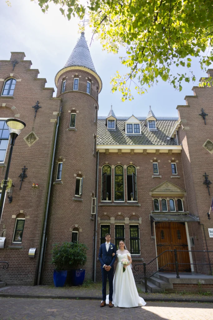 Kleurrijke Trouwfoto van bruidspaar voor de trouw locatie De Smaeckkamer in Beverwijk