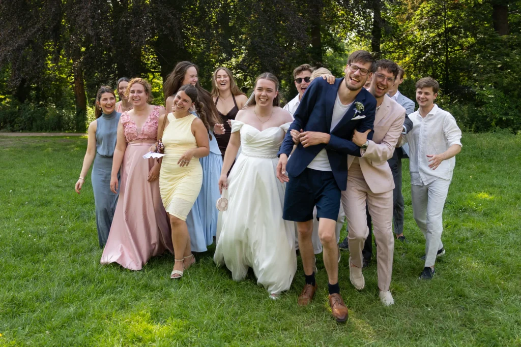 Spontane leuke groepsfoto op een bruiloft