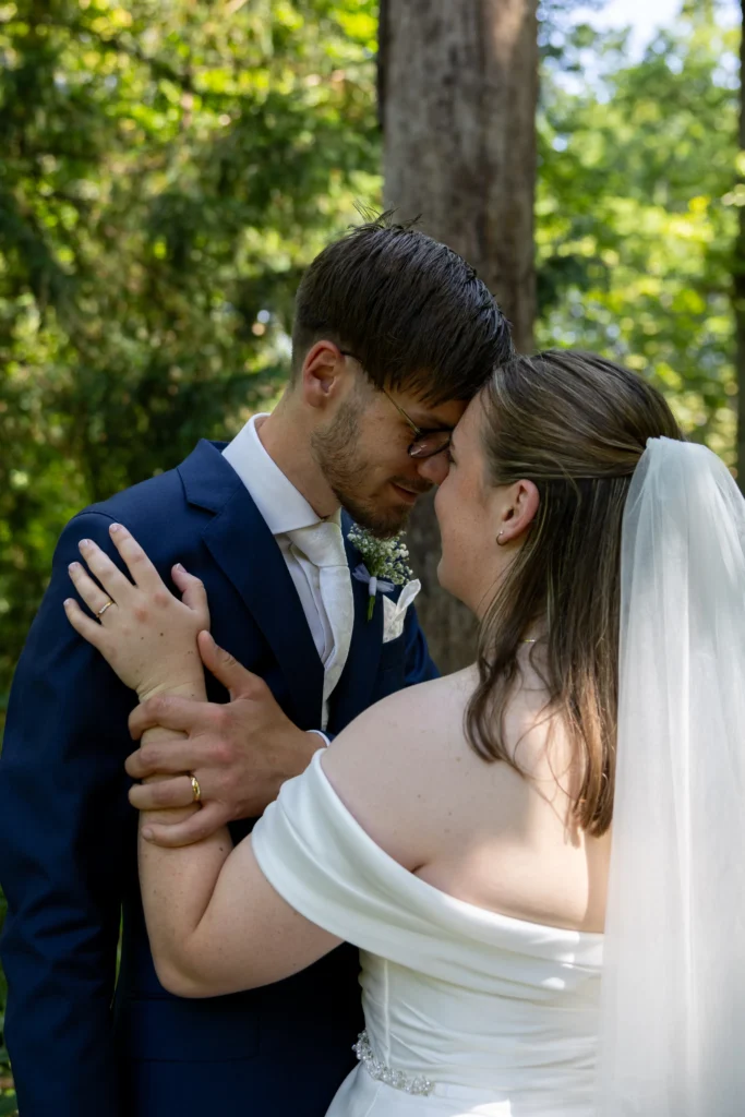 Intiem moment tussen bruid en bruidegom in het bos tijdens Bruidsreportage / loveshoot waar de trouwringen goed zichtbaar zijn