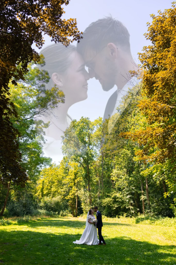 Dubbele foto van bruidspaar tijdens de trouwreportage loveshoot. Bruidspaar staan in een groot grasveld in het bos in Beverwijk met in de lucht een intieme foto verwekt, een portret van het bruidspaar met deze neuzen tegen elkaar