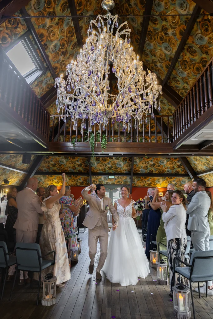 Spontane, blije foto van net getrouwd bruidspaar na de ceremonie