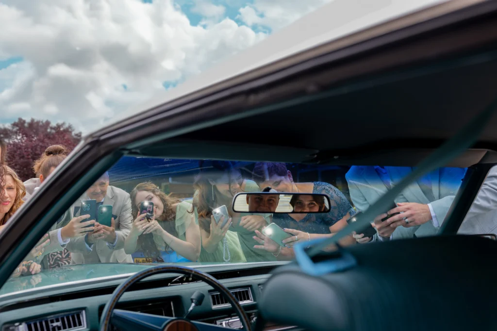Editorial trouw foto van bruid en bruidegom in de trouwauto in Almere op zomerse bruiloft