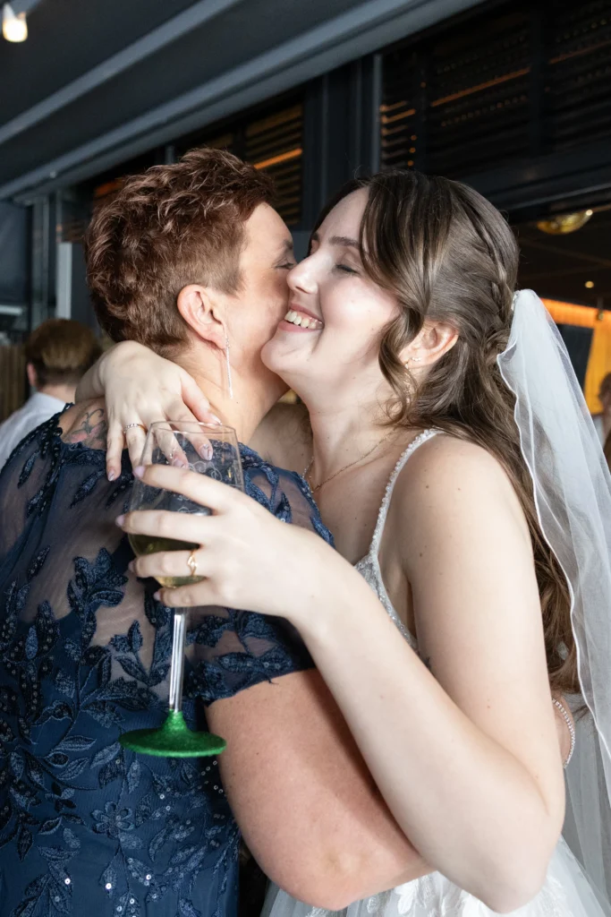 Emotionele trouwfoto van moeder met bruid tijdens het trouwfeest in Almere gefotografeerd door trouwfotograaf Forever and more
