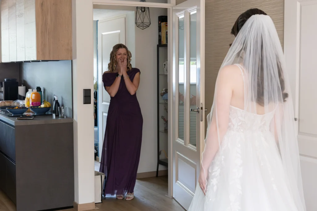 Emotionele first look van bruid in trouwjurk en familie op bruiloft vastgelegd door trouwfotograaf Romy van Forever and more