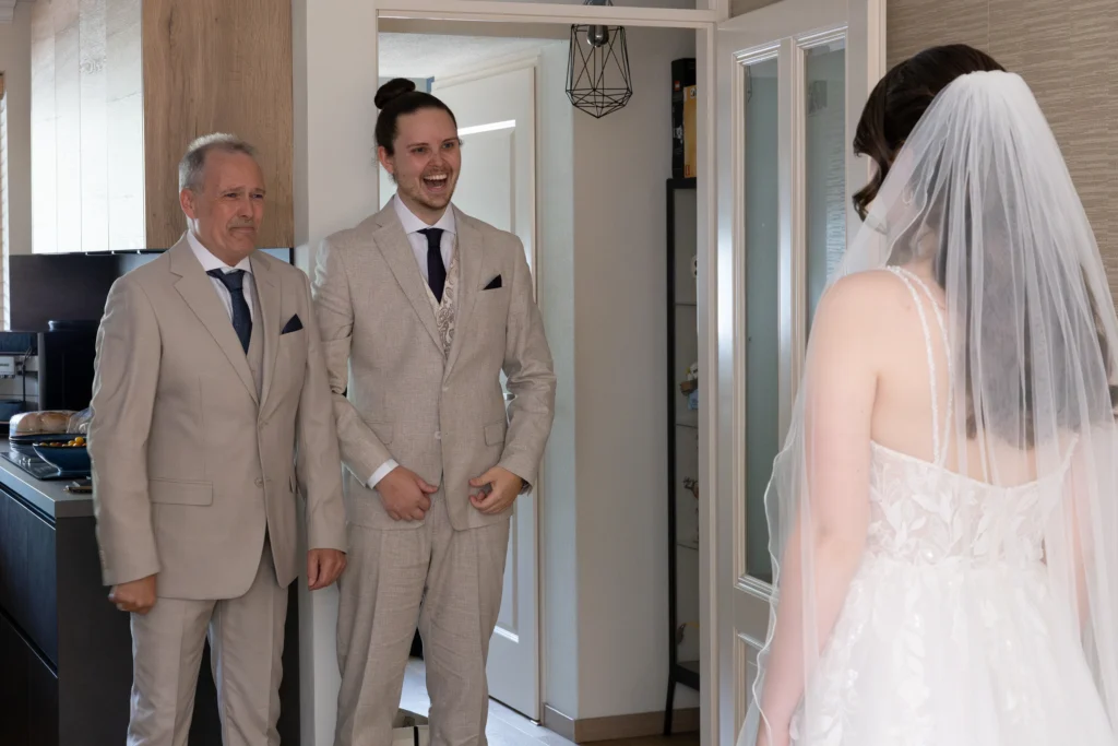 Emotionele first look van bruid in trouwjurk en familie op bruiloft vastgelegd door trouwfotograaf Romy van Forever and more